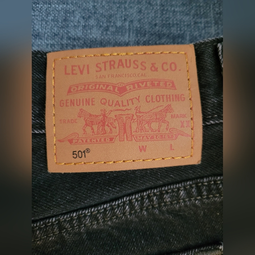Levi's Jean Shorts With Frayed Edge - Picture 4 of 11